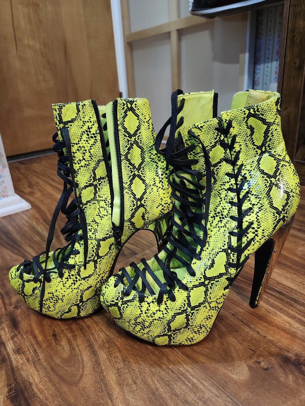 Steve Madden Swervey Green Snake Pattern Lace Up Bootie Platform Heel Size 9M